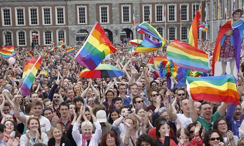 Những người ủng hộ hôn nhân đồng tính ở Ireland ngày 23/5 tập trung bên ngoài lâu đài Dublin, nơi kết quả cuộc bỏ phiếu được công bố.
